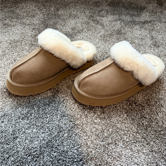 UGG Size 7 Women's Disquette Slipper
Sheepskin Sand Slip-On Brown Tan Cream - Picture 1 of 8